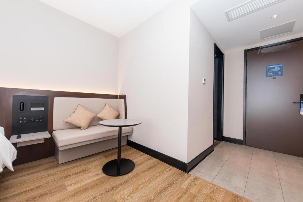 Hanting Tacheng Road Hotel